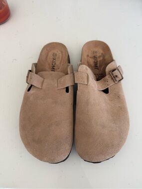 Birk style slides. worn a few times . In perfect condition. Size 41 (women’s 10)